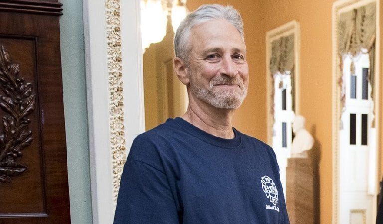 Photograph Captures Moment Mitch McConnell Tries To Ignore Jon Stewart In Senate Hallway